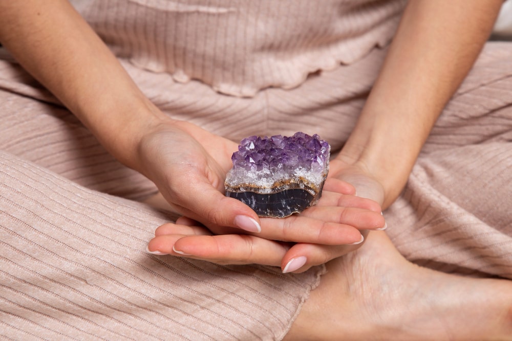 Benefits of Meditating with Crystals